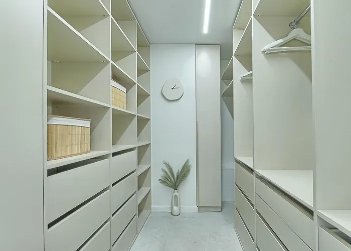 Premium X Free Parking X 24x7 *