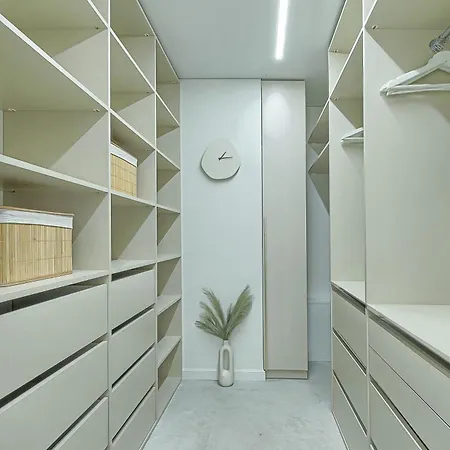 Premium X Free Parking X 24x7 *